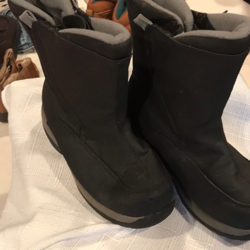 Lands End snow boots size youth 12 black with Velcro closure